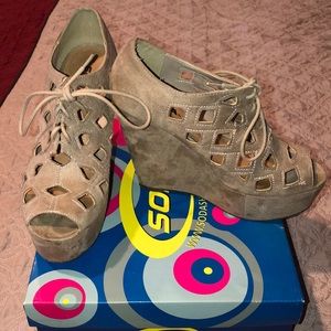 Heels  - Taupe color